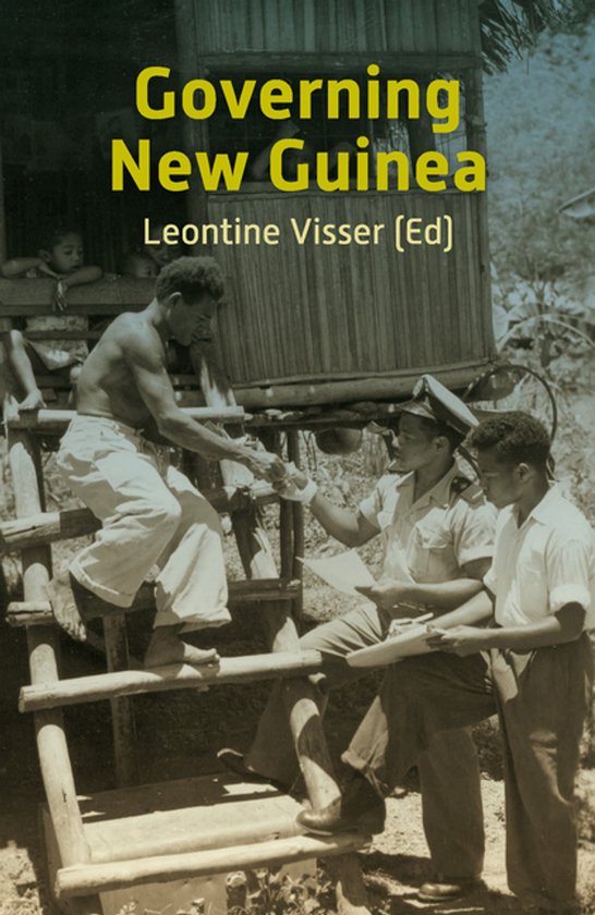 Boekomslag Governing New Guinea van Leontine Visser met een historische zwart-witfoto van mensen bij een houten hut.