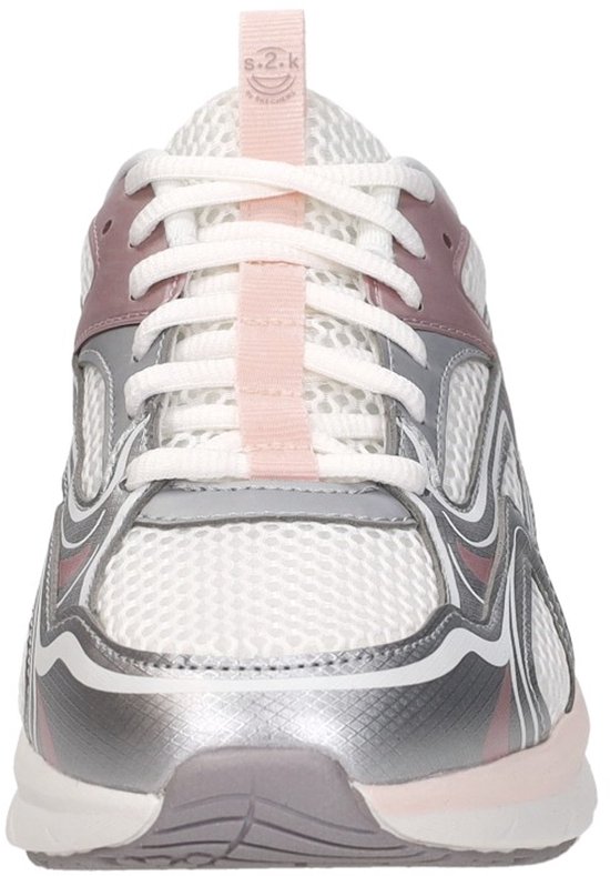 Voorkant van een witte dames sneaker met roze en zilveren overlay details, veters.