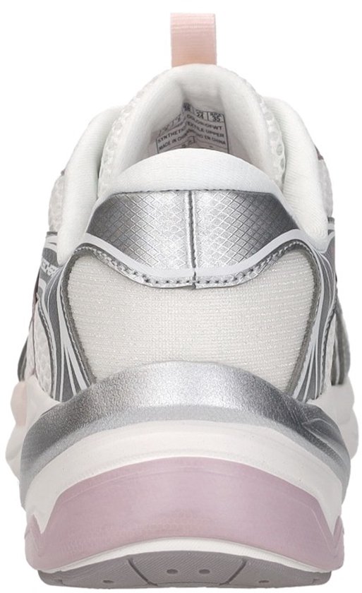 Achterkant van een witte dames sneaker met roze en zilveren details.