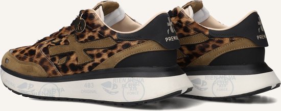 Zijkant van een bruine sneaker met panterprint ponyhaar, zwarte en bruine details, en dikke witte zool.