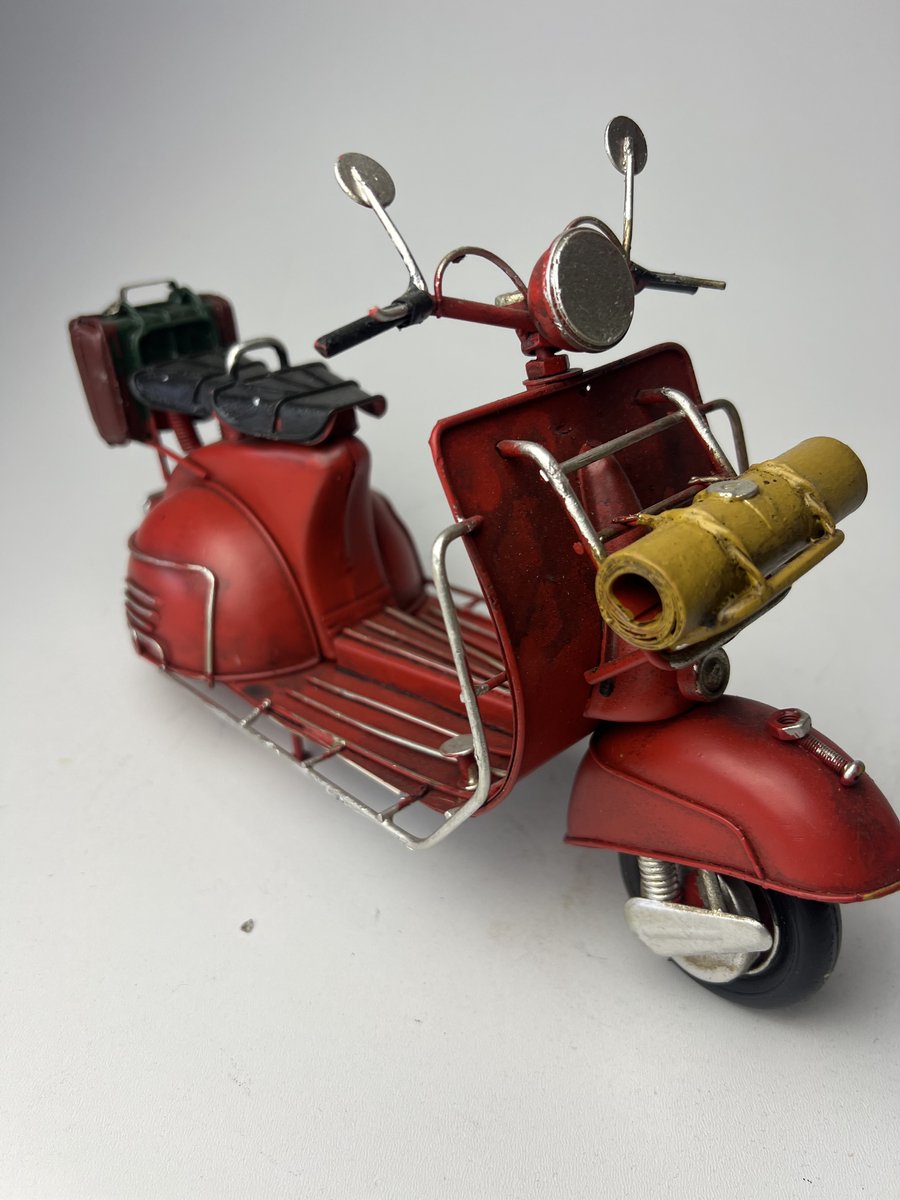 Vespa met rol voorop / strand matje