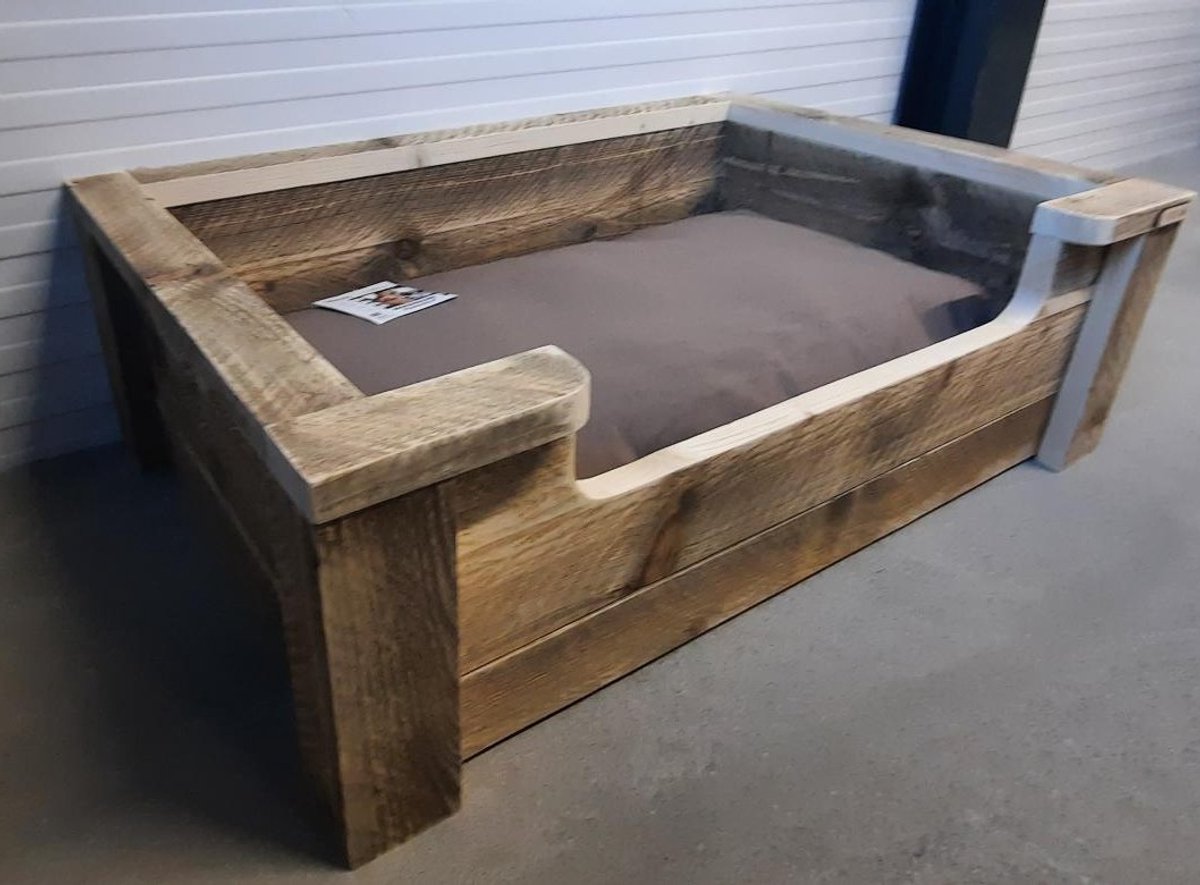 Houten hondenmand Vito van gebruikt steigerhout inclusief beige kussen 110x80x30cm