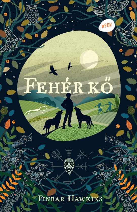 Boekomslag met de titel 'Fehér Kő'. Silhouet van een jongen met twee honden staat in een veld onder een grote, lichte cirkel. De rand is versierd met vogels, bladeren en runen.