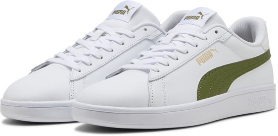 Paire de sneakers blanches avec rayures Puma vert olive et logos Puma dorés.