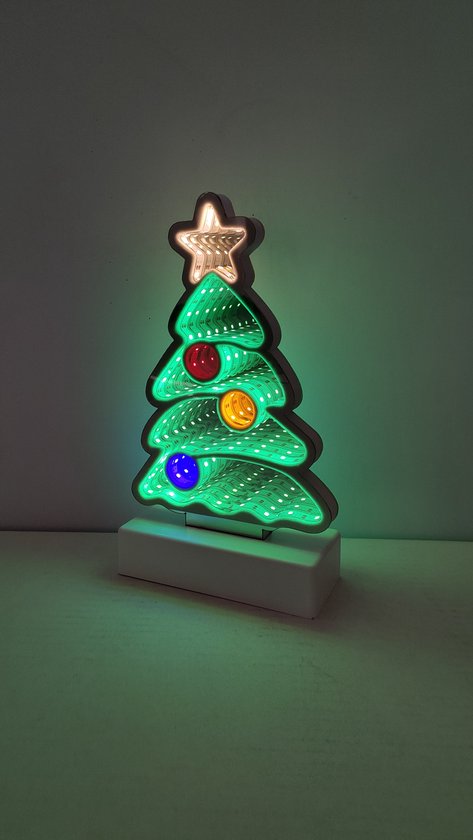 Arbre de Noël lumineux vert avec des lumières miroir, décoré de boules rouges, orange et bleues et d'une étoile.