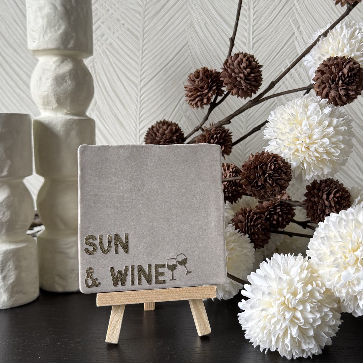 Hartjespost | Tegeltje Sun & wine beige, goud | schoencadeautjes sinterklaas | tegeltjes met tekst | spreuktegel | tegeltjeswijsheden | Christmas | Xmas | kerstmis | decoratie kerst | zomer | sun | wine | 10x10