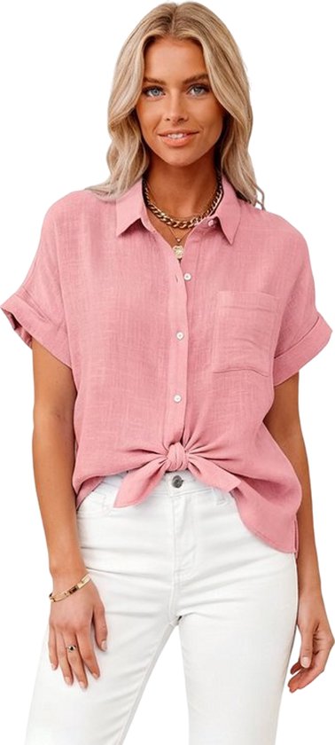 Model met roze linnen blouse met korte mouwen, geknoopt aan de voorkant, op een witte broek.