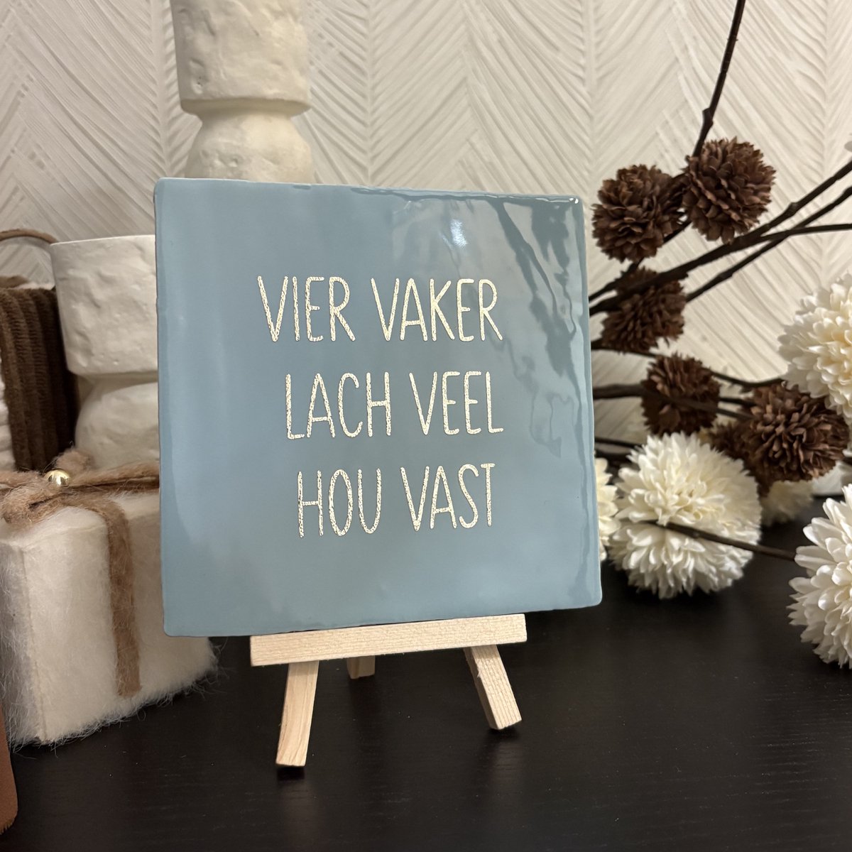 Hartjespost | Tegeltje Vier vaker lach veel hou vast, baby blauw, goud | schoencadeautjes sinterklaas | tegeltjes met tekst | spreuktegel | tegeltjeswijsheden | cadeau | Christmas | Xmas | kerstmis | decoratie kerst | 13x13
