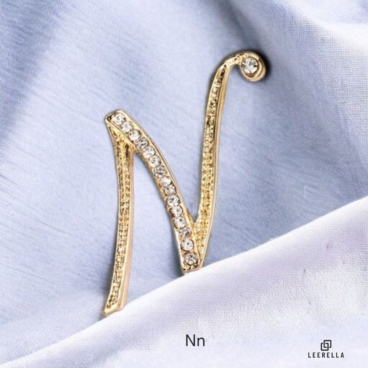 Luxe Strass | N | Letter Broche Goudkleurig met Zirconia Steentjes – Unisex Cursieve Initialen Pin Diverse Maten Voor Heren & Dames