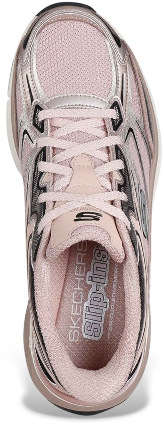 Bovenaanzicht roze Skechers sneaker met 'Slip-ins' opdruk.