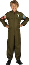 Jongetje in donkergroen piloten jumpsuit met rits, zakken en emblemen op de mouwen. Staat met handen in de zij.
