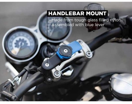 Zwarte Quad Lock stuurbevestiging met blauwe hendel op een motorstuur.