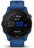 Blauw Garmin Forerunner 255 sporthorloge met '40 km SAT 01 10:10:38 VO2 50' op het scherm.