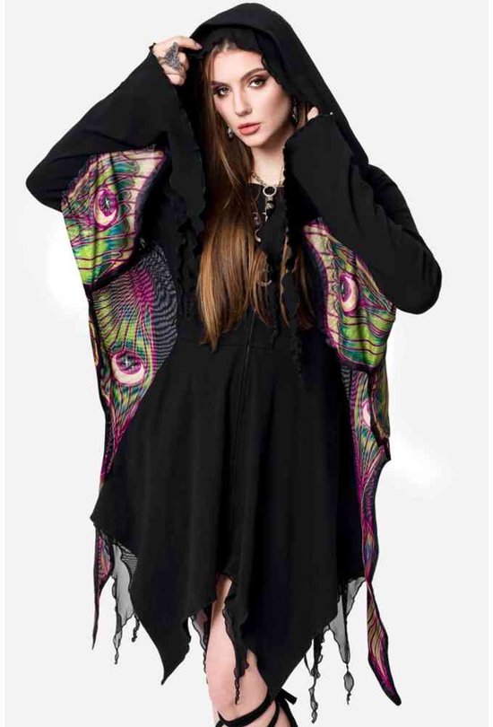 Model met zwarte jurk met capuchon en opvallende, veelkleurige vlindervleugelprint op de schouders. Rafelige zoom.
