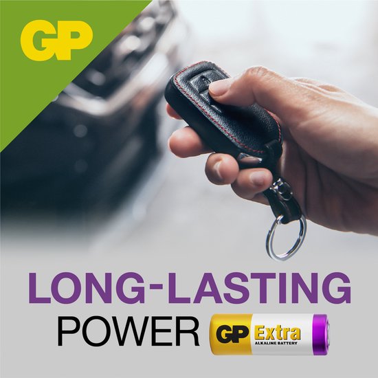Hand gebruikt een autosleutel met GP Extra alkalinebatterij. Lange stroomduur.