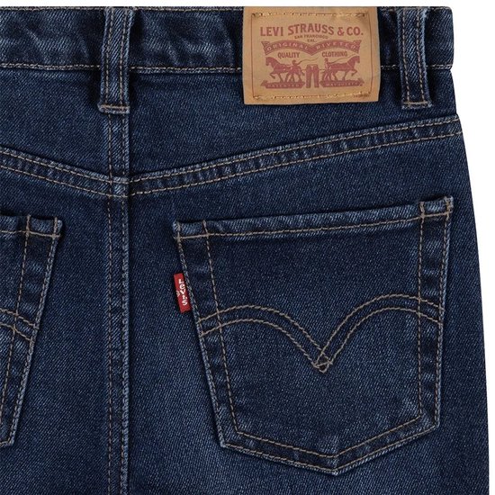 Detail van de achterkant van een Levi's jeans: bruin leren label met logo, rood merklabel en sierstiksels op de zakken.