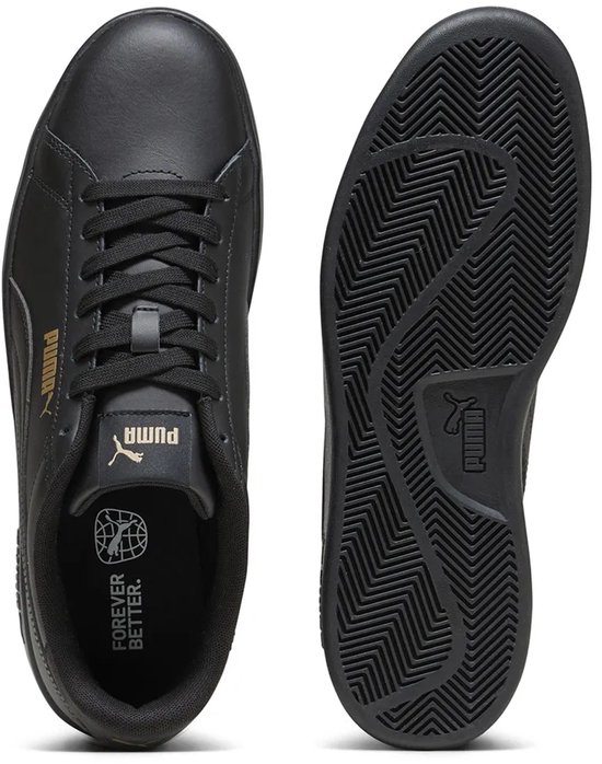 Boven- en onderkant van een zwarte Puma Smash 3.0 sneaker met gouden logo. "FOREVER BETTER." tekst op de binnenzool.