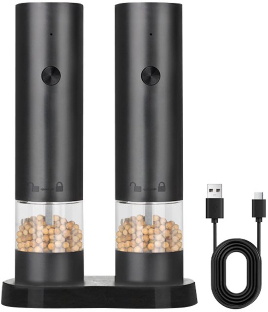 Twee zwarte elektrische pepermolens op een zwarte houder, met USB-C oplaadkabels.