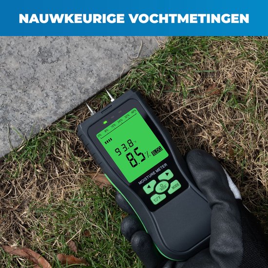 Hand met zwarte handschoen houdt zwarte en groene vochtmeter met LCD-scherm in gras. Toont '93.8°F' en '8.5%'.
