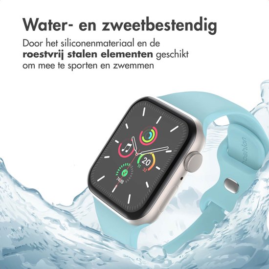 Apple Watch met lichtblauw bandje in water, wat de waterbestendigheid aangeeft.