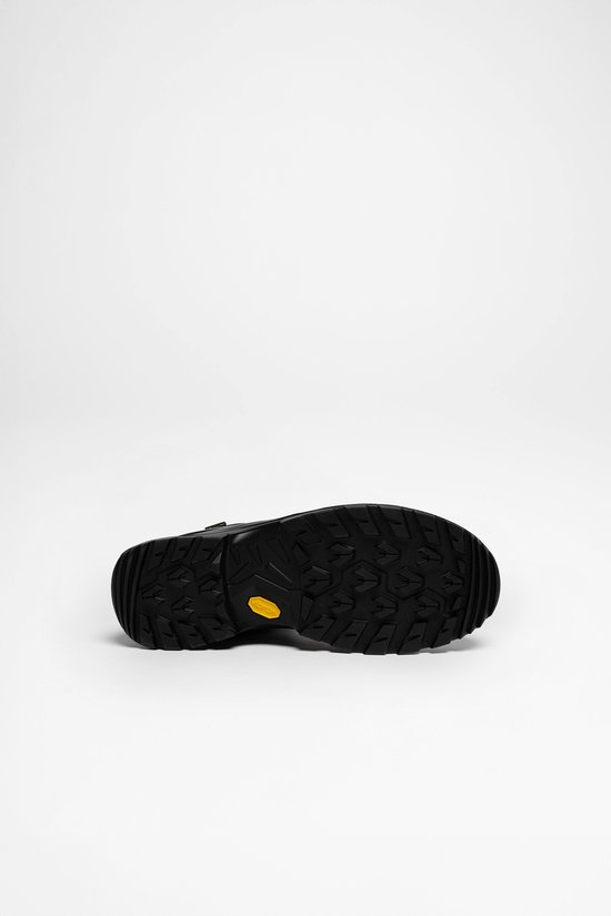 Zwarte buitenzool van de Lowa Renegade Evo Gore-Tex Mid wandelschoen met Vibram-logo.
