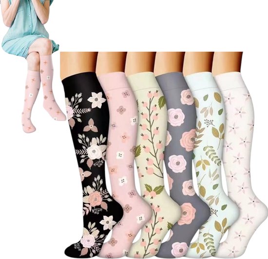Zes paar lange compressiekousen met bloemenprints in verschillende kleuren, van zwart tot lichtroze en groen.
