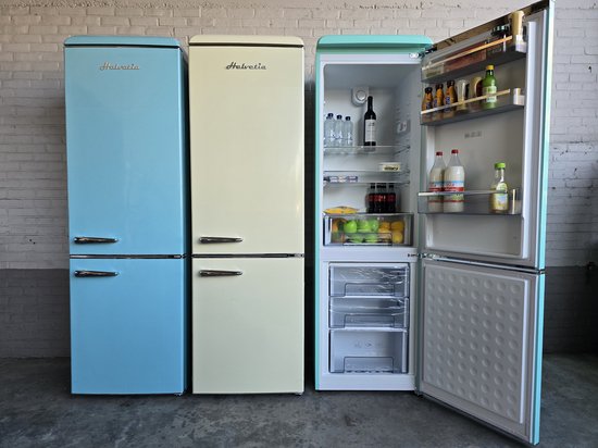 Blauwe, crème en turquoise Helvetia koel-vriescombinaties, één met open deuren.