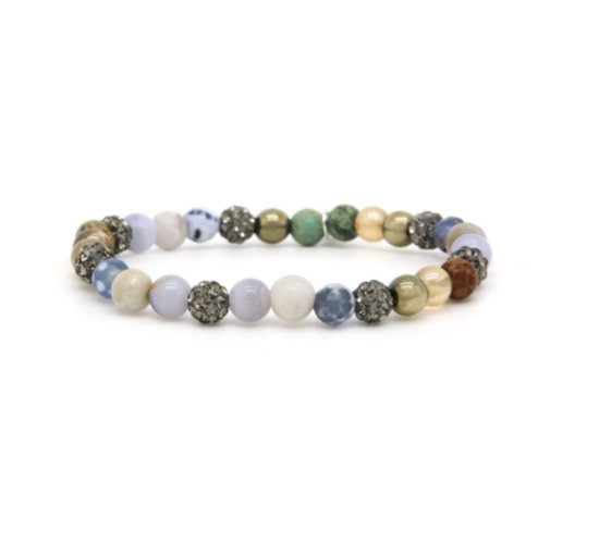 Armband met diverse gekleurde kralen, waaronder grijze kristallen, parelmoer, blauw gespikkeld en aardetinten. Ook met gouden en zilveren kralen.