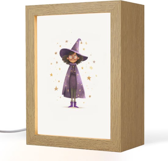 Nachtlampje 15x20 cm - Kinder lampje - Heks - Paars - Sterren - Heksenhoed - Tafellamp kinderkamer - Slaapkamer lamp - Bedlamp kinderen - Kinderlampje stopcontact - Wandlamp babykamer - Nachtlampjes
