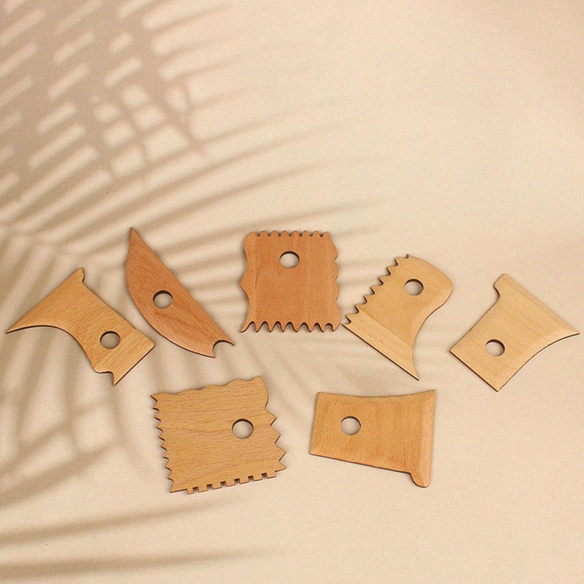 Allecta - Klei Vormgeven en Trimmen Gereedschap, 7 Stuks Aardewerk Ribben Set met Beukenhouten Handvatten - Ideaal voor Klei Crafting en Textuur Creëren - Aardewerk Voet Shaper Inbegrepen