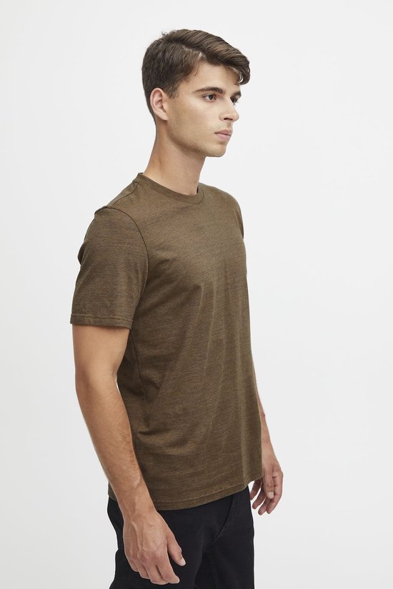 Zijaanzicht van een olijfbruin gemêleerd T-shirt met ronde hals gedragen door een man.
