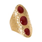 Gouden statement ring met drie ovale rode cabochons en gedetailleerd reliëf.
