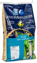 Zak met "FOOD FOR WILDLIFE" vogeltjesvoer. Een koolmees zit bovenop een deel van het voer.