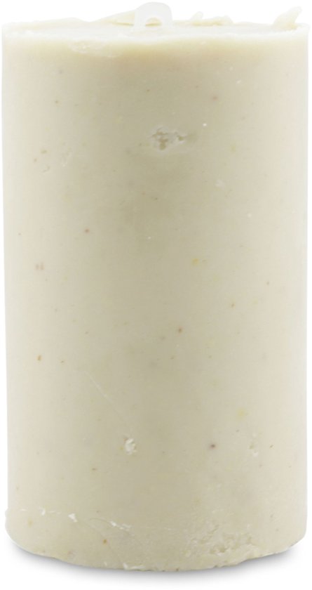 Cilindervormige vogelvoer cake, lichtgeel van kleur met een gladde textuur.