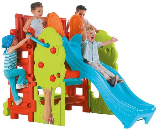 Meerdere kinderen op een rood, groen en blauw speeltoestel met appelboom en glijbaan.