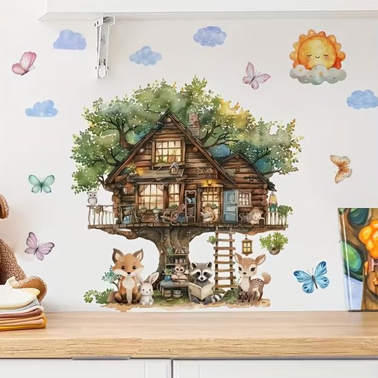 Detail van de muursticker 'Sprookjes Boomhut' met dieren en een boomhut.