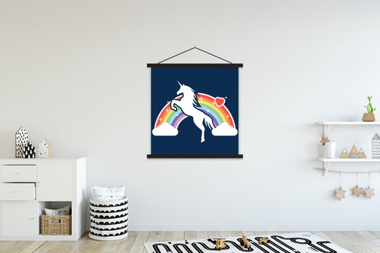 illustration d'une licorne blanche devant un arc en ciel sur fond bleu affiche scolaire lattes plates noir 90x90 cm - Tirage photo sur poster textielposter (décoration murale salon / chambre)