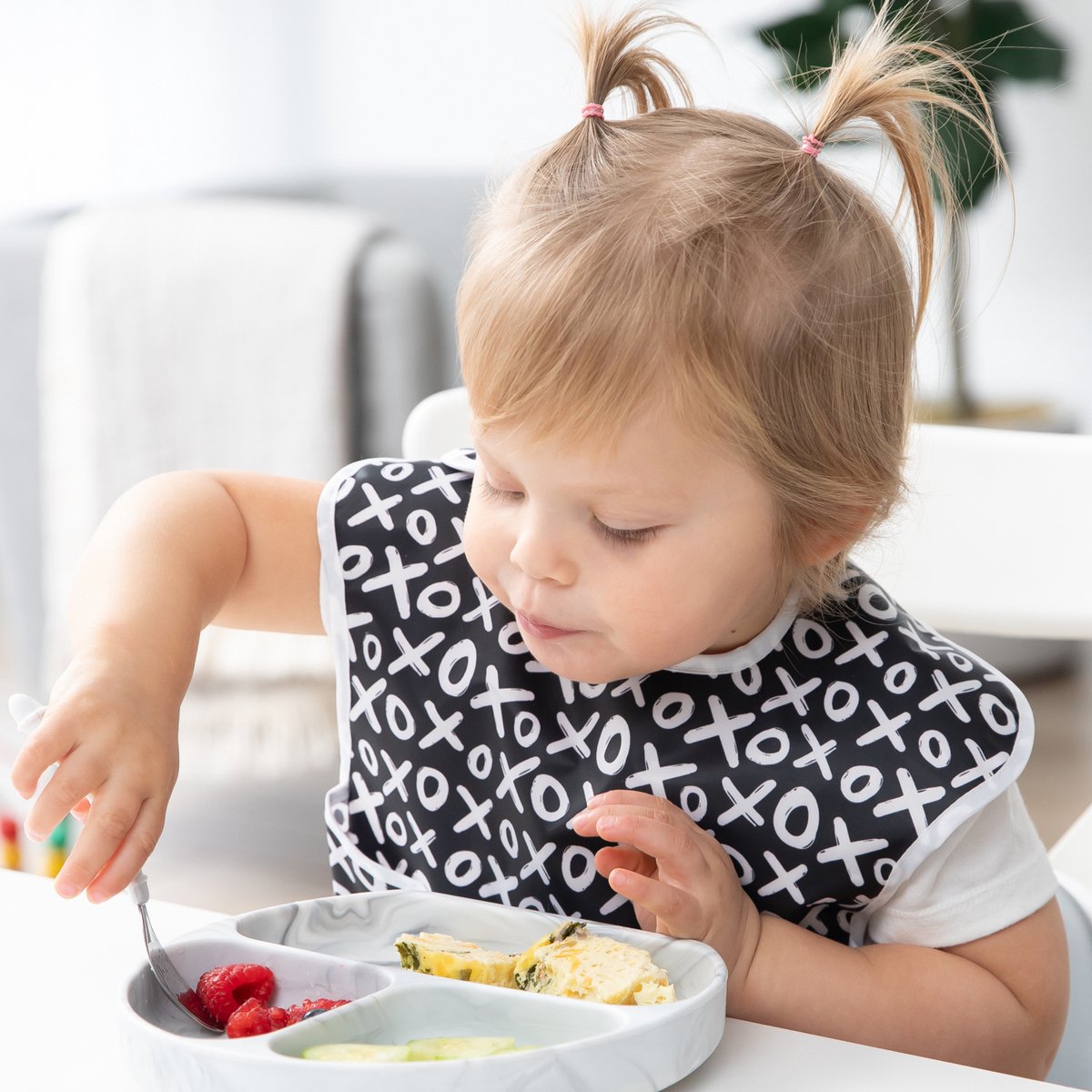 Bumkins SuperBib - Waterdichte Slab met Opvangbakje - Slabbetje voor Baby en Peuter - Eetslab en Knoeislab - Met Klittenband - Machinewasbaar - Baby Led Weaning BLW - XOXO - Zwart Wit - 6-24 maanden