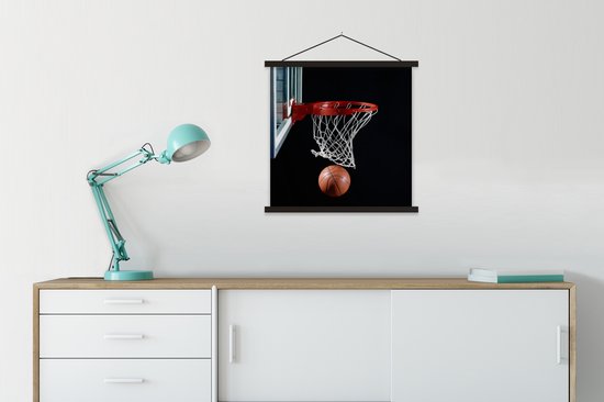 Affiche textielposter Un Basketbal à travers le panier sur fond noir 60x60 cm
