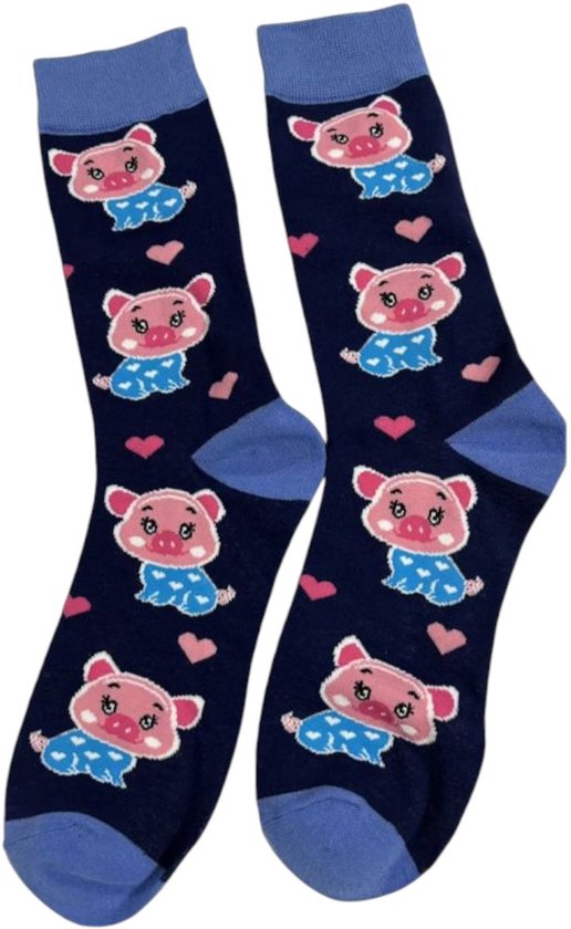 Donkerblauwe sokken met een patroon van roze biggetjes met blauwe jasjes en roze hartjes.