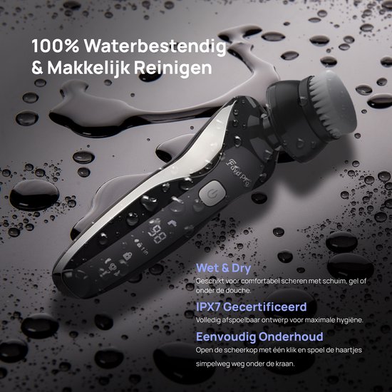 Zwarte elektrische gezichtsborstel met zilveren accent en digitaal display, liggend op een nat oppervlak met waterdruppels.