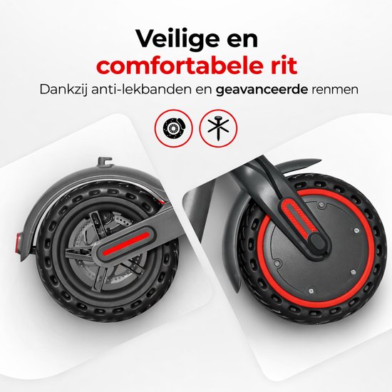 Close-up van de voor- en achterwielen van een zwarte elektrische step met rode details.
