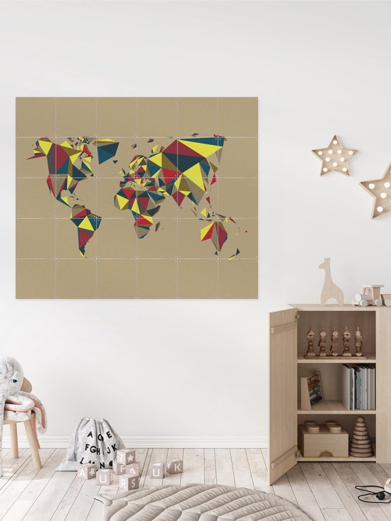 Carte du monde abstraite avec des motifs géométriques en rouge, jaune, bleu et marron sur fond taupe.