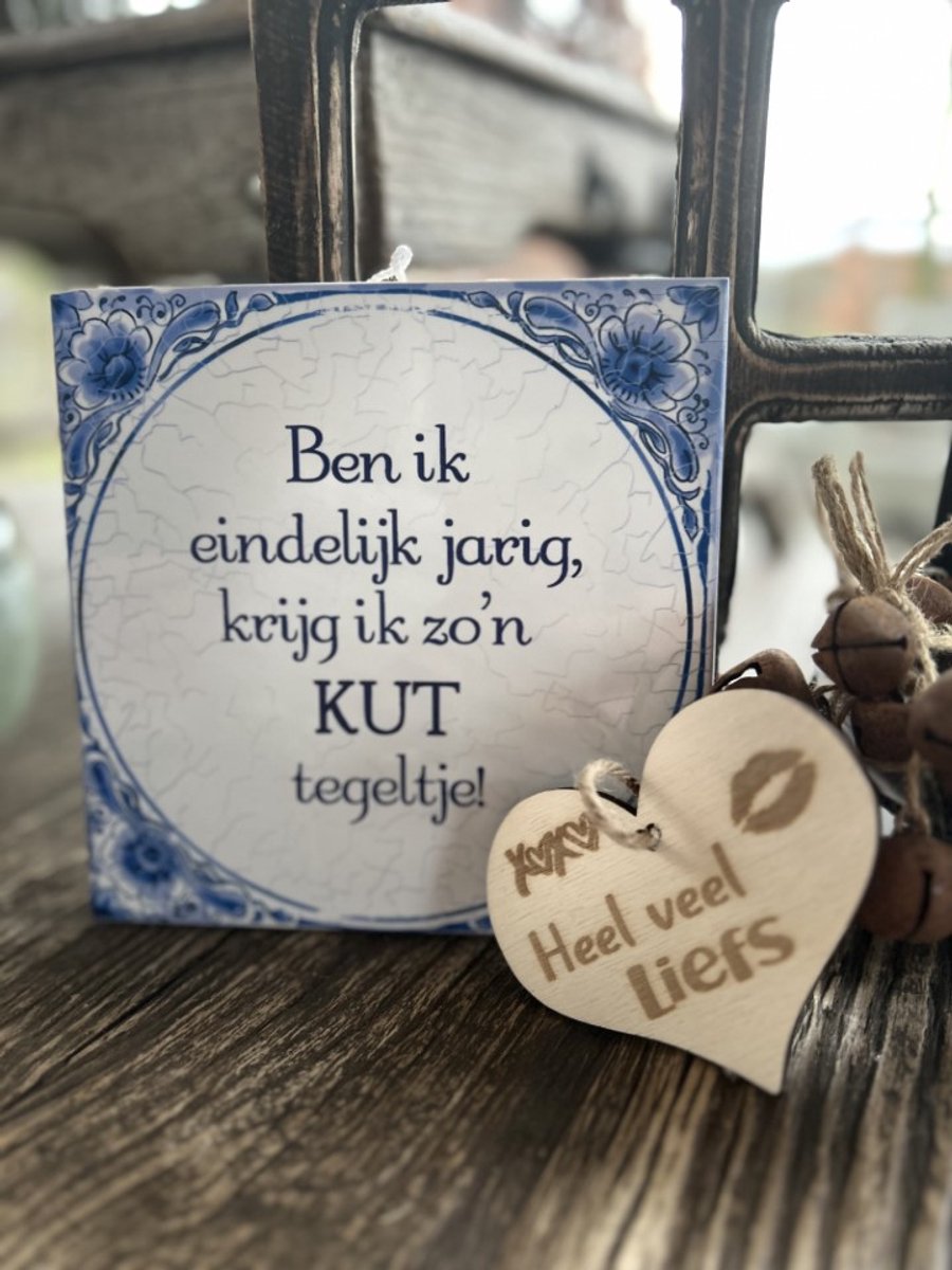 Creaties van hier Tegeltje Kut tegeltje met houten hartje - 15 cm – Keramiek