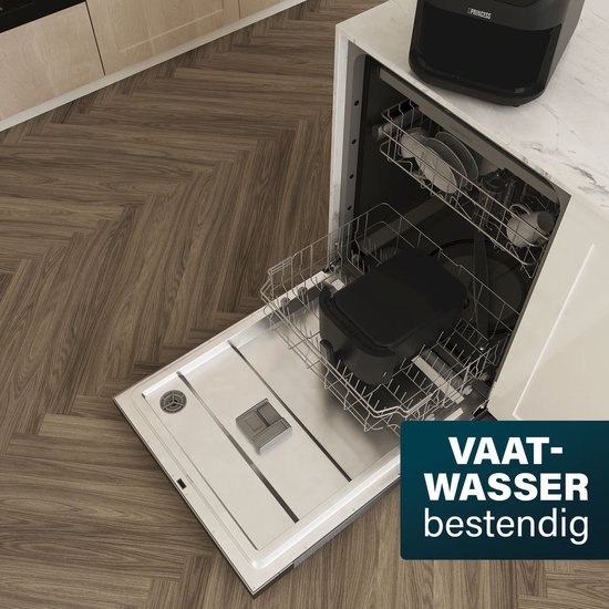 Zwarte Princess Airfryer in een vaatwasser, die aangeeft dat het apparaat vaatwasserbestendig is. De vaatwasser is geopend en toont de manden.