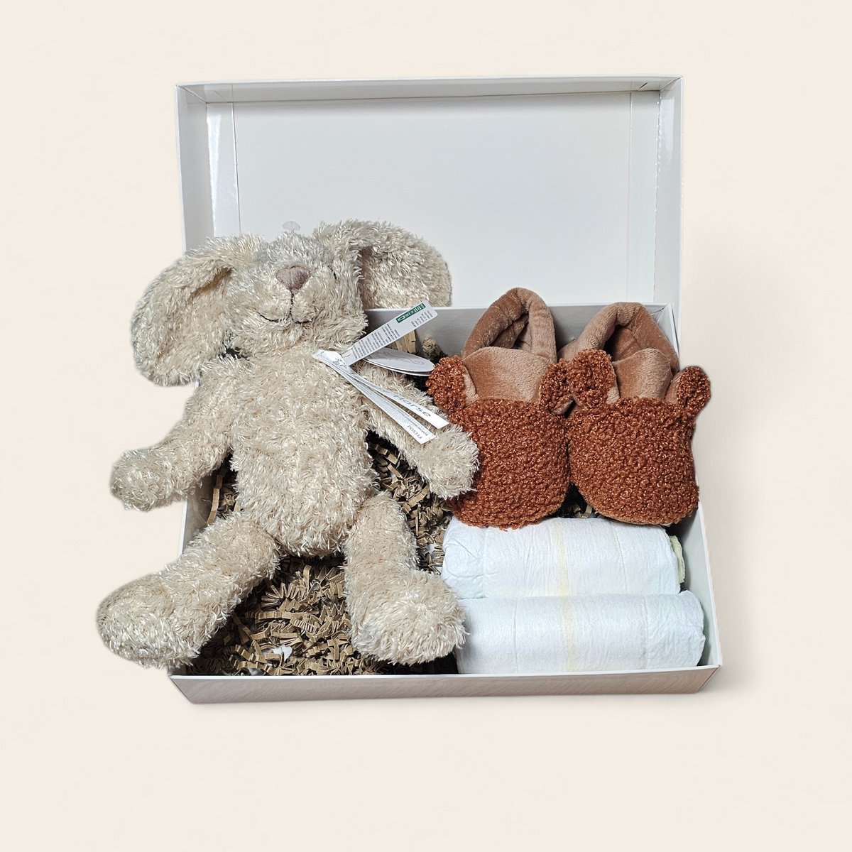 Luxe kraamcadeau – met luiers, Apollo slofjes en knuffel Rabbit Rana