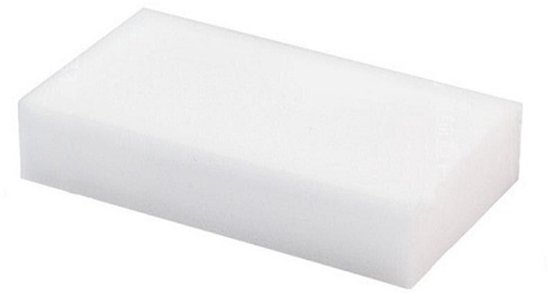 Wit, rechthoekig melamine schuimsponsje met afgeronde hoeken.