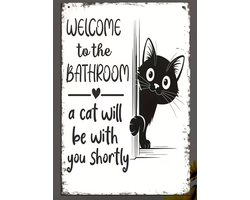 Houten Bordje 'Welcome to the Bathroom, a Cat will be with You Shortly' - 12,5x20cm - Hout - Grappig Bordje - Kat - Badkamer - Decoratie - Humor - Wandbord