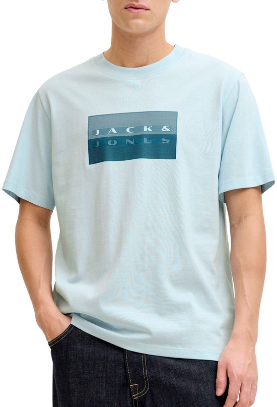T-shirt bleu clair avec logo Jack & Jones bleu foncé en forme de boîte sur la poitrine, porté par un homme.
