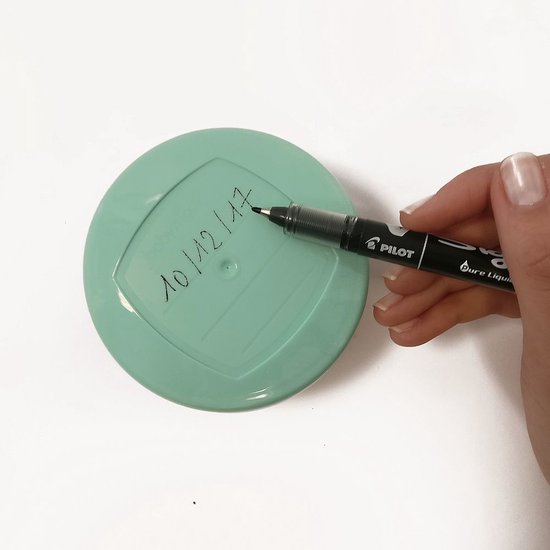 Lichtgroen deksel met geschreven tekst '10 11 12 17'.